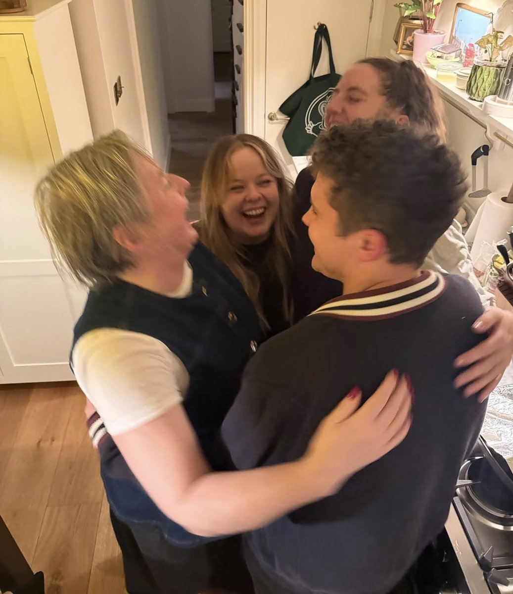 galisimaa's tweet photo. DERRY GIRLS REUNION 😭😭😭 https://t.co/bQaGqYWrwN