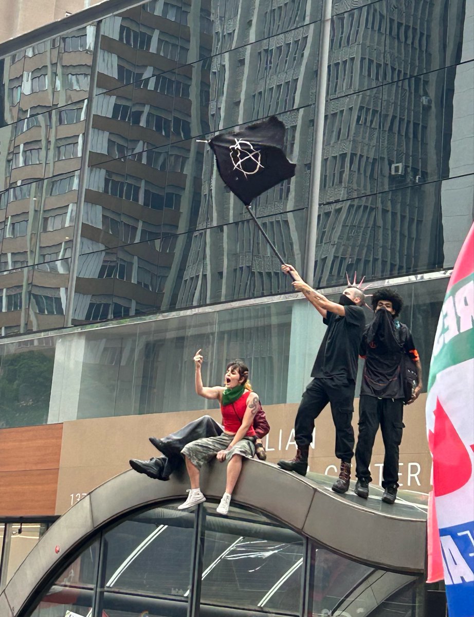 Mrs_lovelyIzzy's tweet photo. Punks na manifestação em São Paulo https://t.co/whPIEcyRgt
