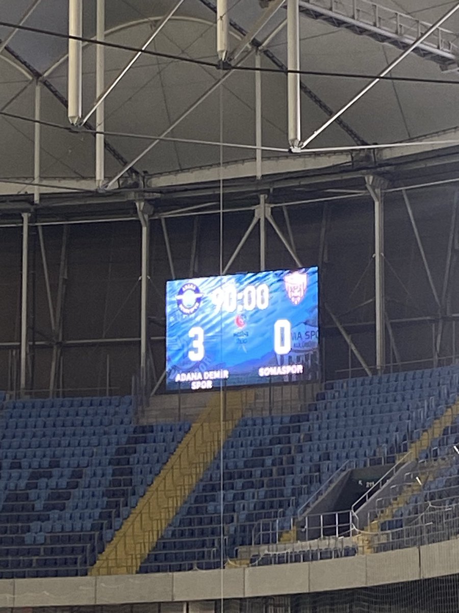 godfatherads's tweet photo. 3-0’LIK SOMASPOR GALİBİYETİ VE MASA BAŞI ANALİZİ: DİRİLİŞİN İLK SİNYALLERİ 🔵🌹

Somaspor karşısında alınan 3-0’lık net galibiyet, sadece 3 puanı değil; sahada ne yaptığını bilen, enerjisini ve atikliğini %100 sahaya yansıtan bir Adana Demirspor’u geri getirdi. Bir önceki deplasman performansıyla kıyasladığımızda, organizasyon ve taktiksel disiplin anlamında gözle görülür bir gelişim var.

Sahadaki Taktiksel Notlarımız ve Öne Çıkanlar:

 Enes Demirtaş (#2): Defansif duruşu, ikili mücadelelerdeki koruyucu sertliği ve henüz 5. dakikada perdeyi açan golüyle sahanın en iyilerindendi.
 Kürşat Türkeş Küçük: Kanattaki hareketliliği ve takımı öne taşıyan enerjisiyle göz doldurdu, 50. dakikada skoru 2-0'a getirerek maçı kopardı.
 Ahmet Bolat: İkinci golün asistini yapıp uzatmalarda 3. golü atarak galibiyetin mimarlarından oldu.
 Murat Eser (Kaleci): Çizgide kritik ve başarılı kurtarışlara imza attı. Ancak ayağındaki topla oyunu başlatma ve geriden oyun kurma konusunda ciddi bir tedirginlik yaratıyor. Bu konuda ayak kalitesini ve soğukkanlılığını geliştirmesi şart.
 Duran Toplar: Takımda gözle görülür bir taktiksel çalışma var fakat duran top organizasyonlarında hâlâ birkaç tık daha detay çalışılması gerekiyor.
Taktiklerin işlemeye başladığı, armaya yakışır bu enerjinin süreklilik kazanmasını ve seriye dönüşmesini temenni ediyoruz.

TRİBÜN KONSER ALANI DEĞİLDİR, MAÇI YAŞAMAK GEREKİR!

Rakip atağa çıkarken ezbere beste söylemek, "lay lay lom" yapıp tempo tutmak bu takıma destek olmak değildir. Tribün sadece şarkı söylemeye gelinilen bir yer olamaz.
Gerektiğinde rakibi ıslıkla baskı altına alacaksın, gerektiğinde takımı ayağa kaldıracaksın. Sahadaki oyunu okumayan, skorun ve atmosferin hakkını veremez. Tribün maçı yaşamalı, sahaya etki etmelidir! 🔵🌹
#AdanaDemirspor #GodFatherADS