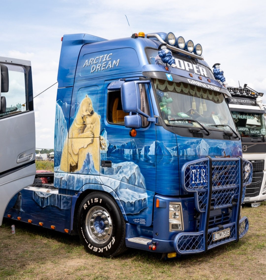 IsleMason666's tweet photo. Artic Dream #Volvo #Volvotruck #Volvotrucks #VolvoFH #VolvoFHV2 #VolvoFHVersion2 #Dieselgypsy #Artic #Dream #Articdream @VolvoTrucksPL https://t.co/SqYB5cFV4l