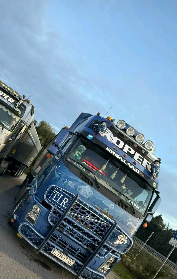 IsleMason666's tweet photo. Artic Dream #Volvo #Volvotruck #Volvotrucks #VolvoFH #VolvoFHV2 #VolvoFHVersion2 #Dieselgypsy #Artic #Dream #Articdream @VolvoTrucksPL https://t.co/SqYB5cFV4l