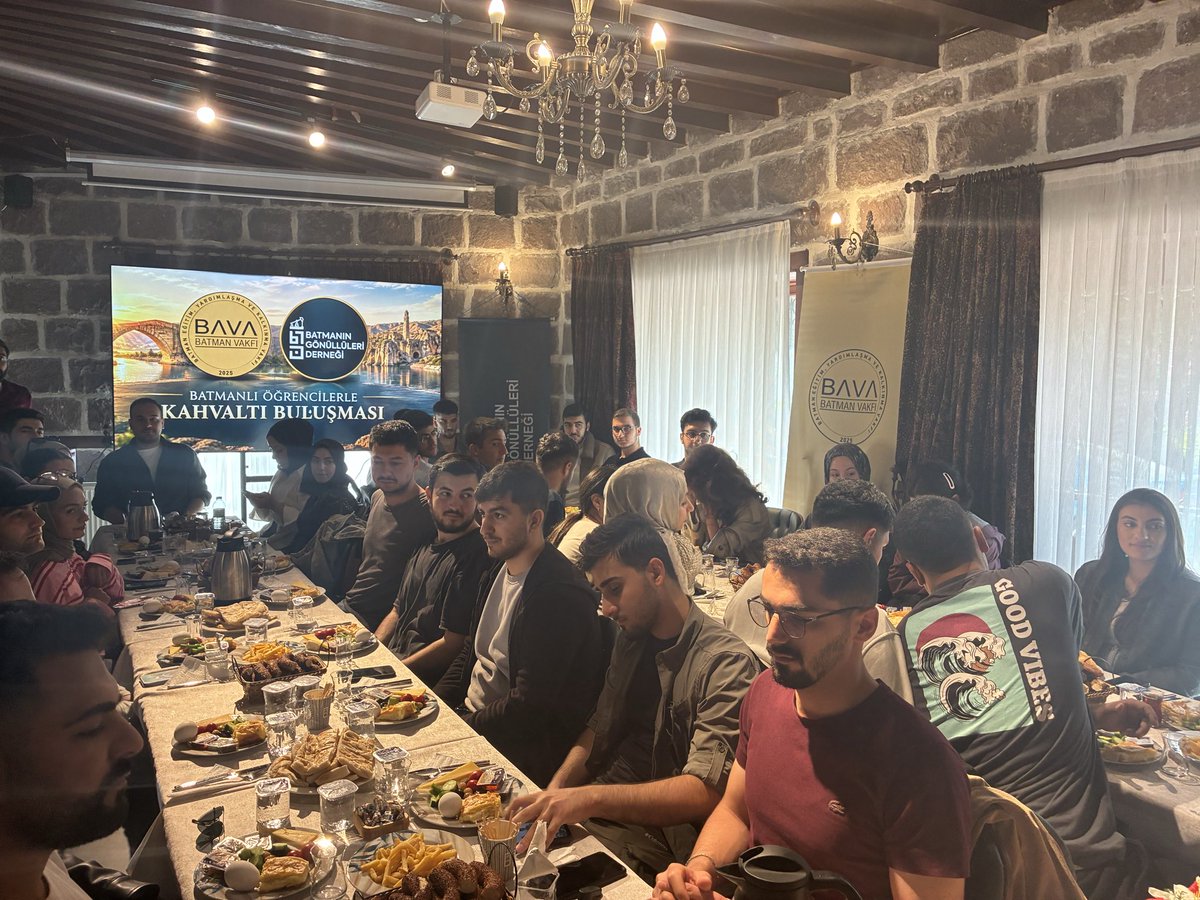 BaGoDer72's tweet photo. Batmanın Gönüllüleri Derneği ve Batman Eğitim, Yardımlaşma ve Kalkınma Vakfı olarak Ankara’da öğrenim gören Batmanlı öğrencilerimizle kahvaltıda buluştuk. 

Gençlerimizle tanıştık, hedeflerini dinledik. Eğitim hayatlarında ve kariyer yolculuklarında her zaman yanlarında olacağız. https://t.co/ZnUOqEJXqV