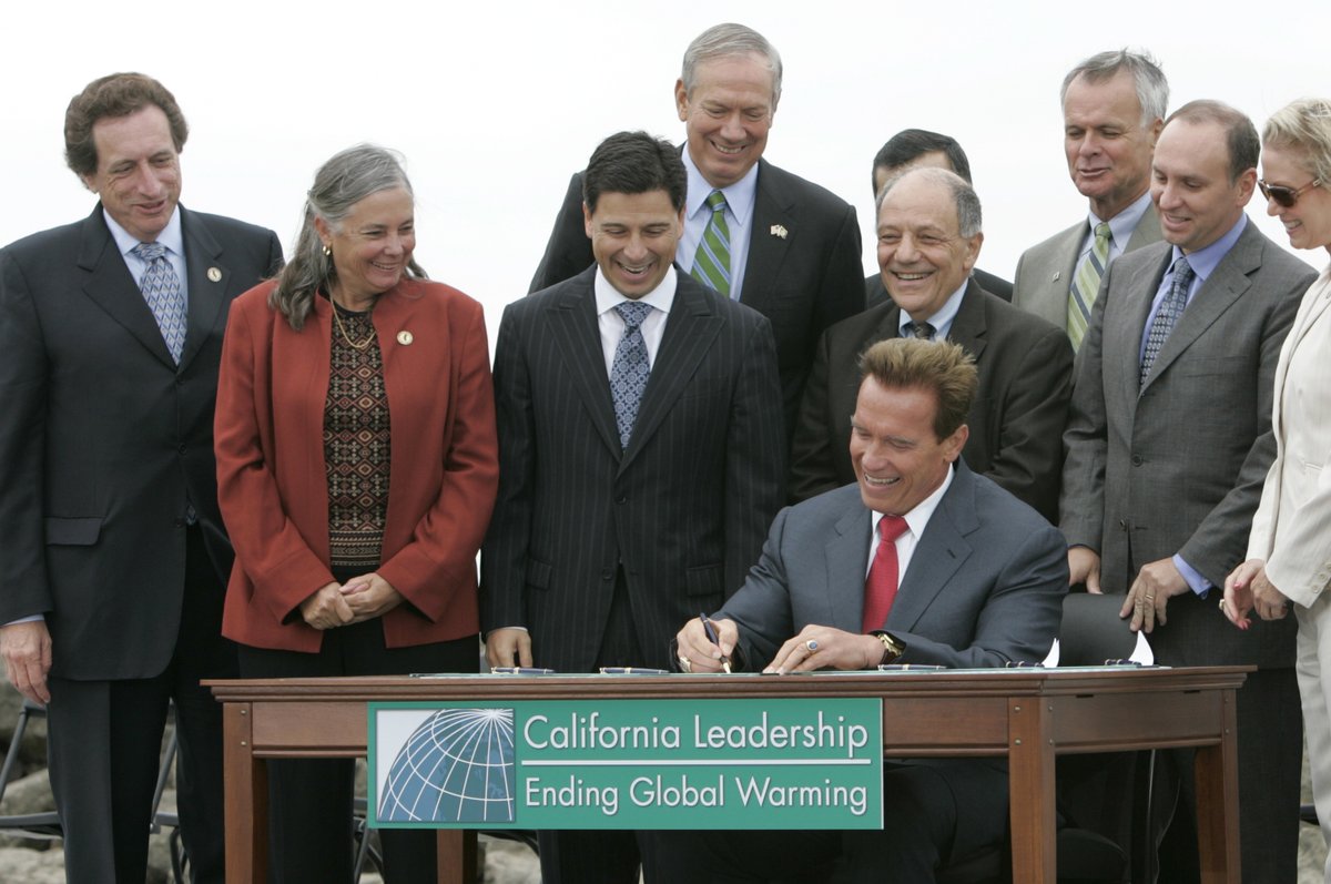 GovArnoldUSC's tweet photo. 20 years ago, this collection of leaders banded together to create the Global Warming Solutions Act. Initially known as AB 32, this revolutionary cap on greenhouse gas emissions in California changed climate policy. Descriptions by @joemmathews https://t.co/V0r9RlfImy