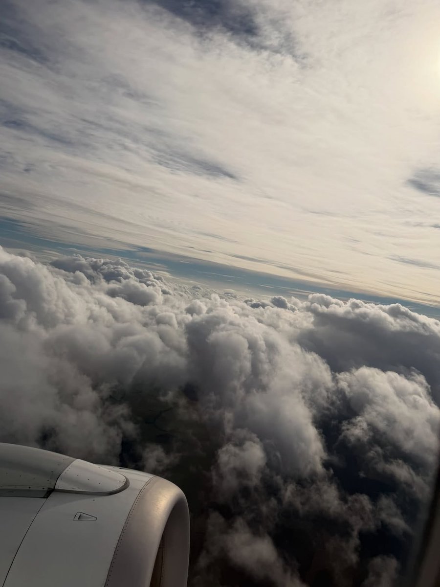 SACRICOEURS's tweet photo. 30,000 feet up https://t.co/05vK3UfcDu