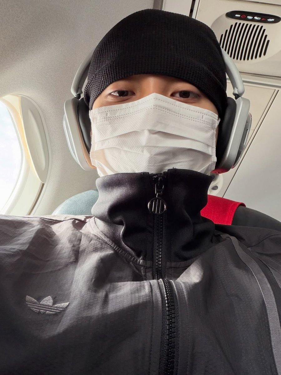 SACRICOEURS's tweet photo. 30,000 feet up https://t.co/05vK3UfcDu