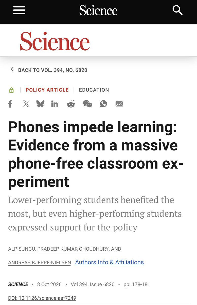 sanz_ismael's tweet photo. Por qué mejora el rendimiento al retirar los móviles? No por una mayor asistencia: esta apenas cambia. Las observaciones en el aula encuentran menos conversaciones y conductas disruptivas y más implicación del profesor. Además, tras experimentar la prohibición, los propios alumnos la apoyan más. https://t.co/ADt4e8ZDNA