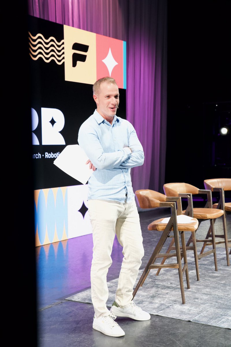 thebenbergman's tweet photo. SF Tech Week recap: 

-Moderated four panels, one on an aircraft carrier
-Hosted one town hall on IPOs 
-Cohosted a poker tournament for 100 players
-Met sisters of Zuck and Palmer Luckey
-Launched VC Insider  
-Ate avocado eggrolls at the Cheesecake Factory with @phil_hellmuth https://t.co/ICq7ITzPQG