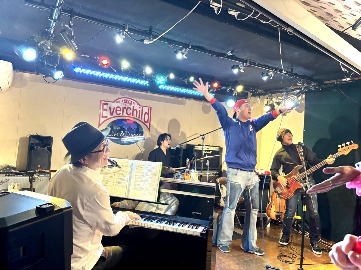 Nority_for_two's tweet photo. 春日部のリクオ・トリオ最高だった！寺さんのヤイリ・フレットレスをじっくり聴けるスロー曲に多幸感100%の新曲「へこたれないソウルミュージック」、エバチャならでは観客全参加の「満月の夕」、バンドも走り回って大団円！　名古屋観られる人が羨ましい！
#リクオ
#春日部エバーチャイルド https://t.co/0zjuMf1jUa