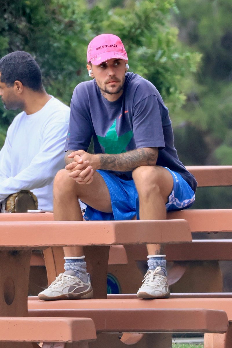21metgala's tweet photo. Justin Bieber in Studio City, CA. https://t.co/KWH8Xz6fw0