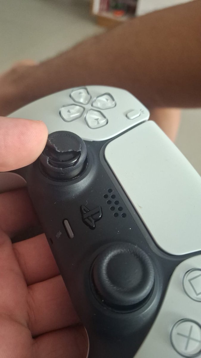 ciganaderessaca's tweet photo. ontem umas crianças foram lá em casa, ligaram o videogame pra elas e o diabo da criança COMEU UM PEDAÇO DO CONTROLE https://t.co/g1EemhZE4Z