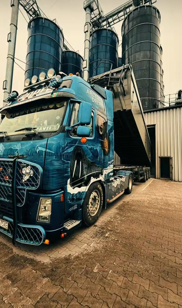 IsleMason666's tweet photo. Artic Dream #Volvo #Volvotruck #Volvotrucks #VolvoFH #VolvoFHV2 #VolvoFHVersion2 #Dieselgypsy #Artic #Dream #Airbrush #Bullbarclub #Customtruck @VolvoTrucksPL https://t.co/yxxujALHrX