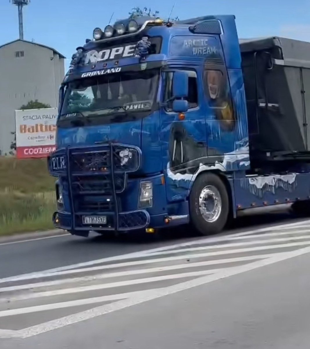 IsleMason666's tweet photo. Artic Dream #Volvo #Volvotruck #Volvotrucks #VolvoFH #VolvoFHV2 #VolvoFHVersion2 #Dieselgypsy #Artic #Dream #Airbrush #Bullbarclub #Customtruck @VolvoTrucksPL https://t.co/yxxujALHrX