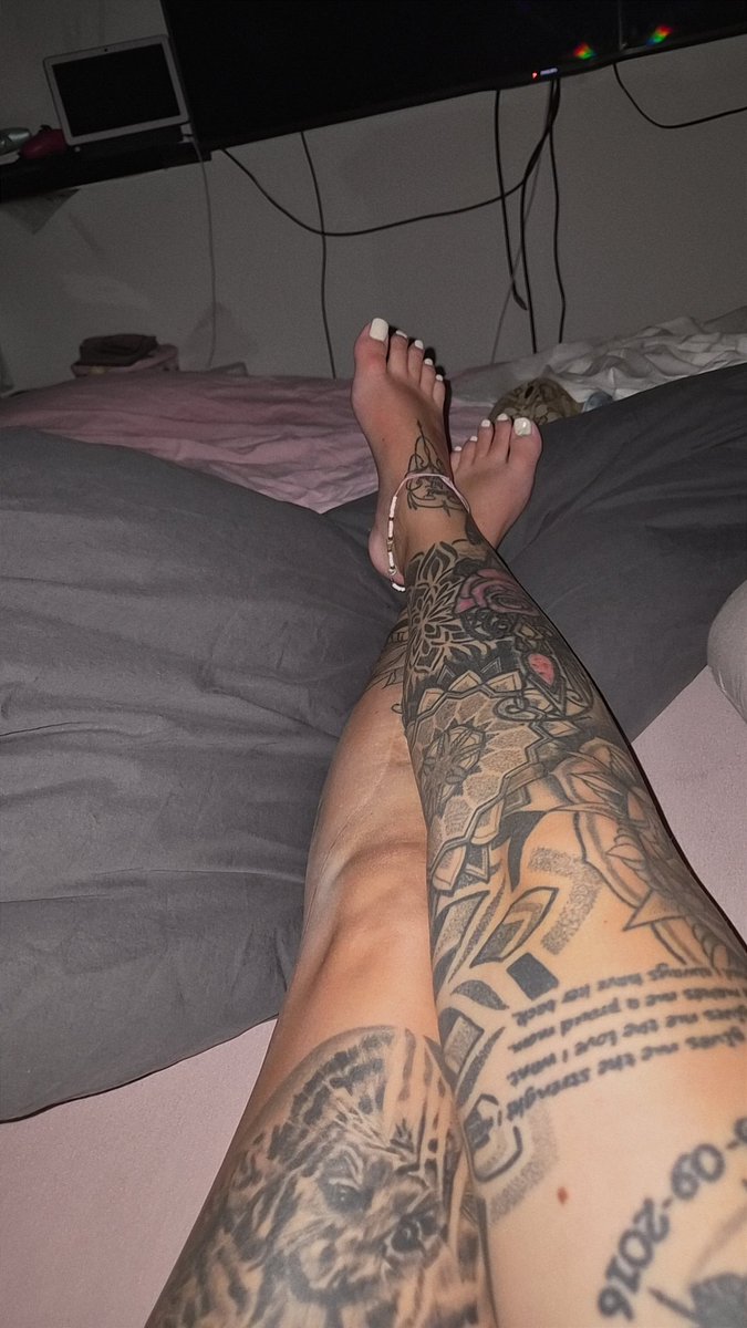 RachelleQueen03's tweet photo. Je ogen op mijn voeten, je aandacht volledig op Mij. Weet je wat je te doen staat? Bewijs dat je mijn aandacht waard bent. 🔥 #FootFetish #Findom #Goddes https://t.co/LFVCgmpxln