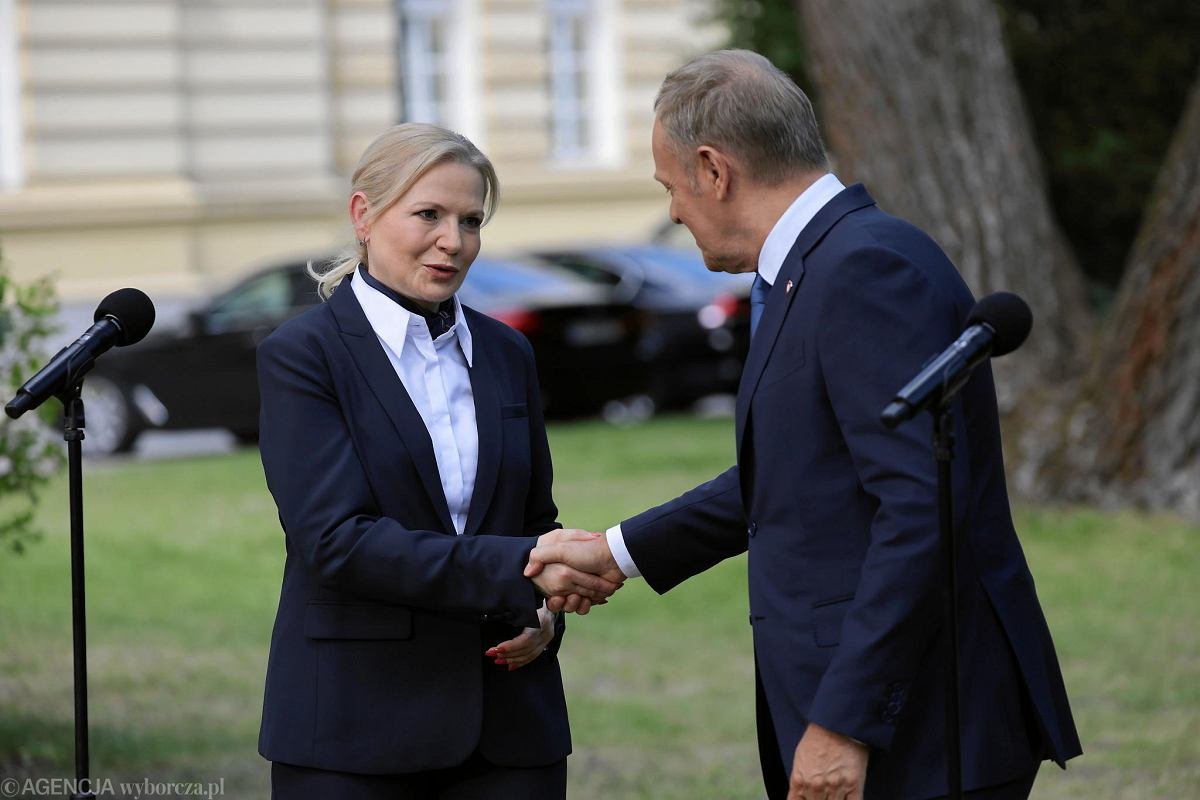 Vito82488734's tweet photo. Dziś już wiadomo na 100%. Lepiej wdepnąć w psie gówno, niż fotografować się z tym człowiekiem. https://t.co/4xcK00Kaiz