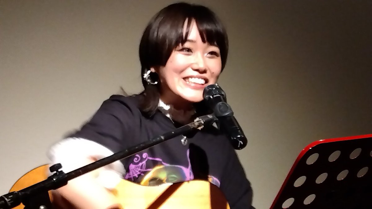 usagi0822's tweet photo. #カタカナフェス 次はお目当ての Nanas◎n（@NaNaNa0750）さん。土曜に続いての登場。昨日は持ち時間短く MC も少な目だったが、人のココロに寄り添う歌は聴く者を魅了する。元気な曲も内省的な曲も堪能できた。物販買えなかったので、次回31日に買いますね。バンド「ヨワノツキ」の再始動にも期待。 https://t.co/m3Z6XNpxtv