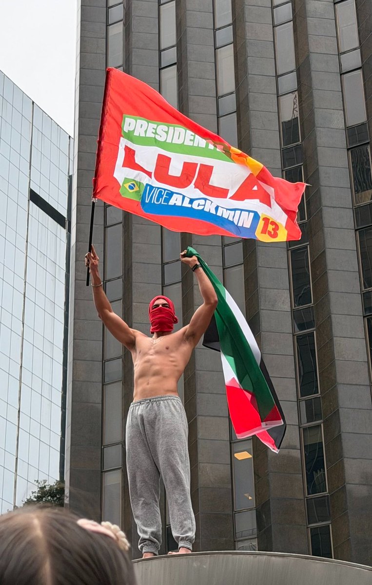 marioliveirain's tweet photo. Para vocês, quem exala mais testosterona?

O manifestante bolsonarista fazendo arminha com batom ou o esquerdista erguendo a bandeira do Lula?

Sem militância aqui, podem ser sinceros kkkkkkkkkkkkk https://t.co/Xq6hsKhrXR