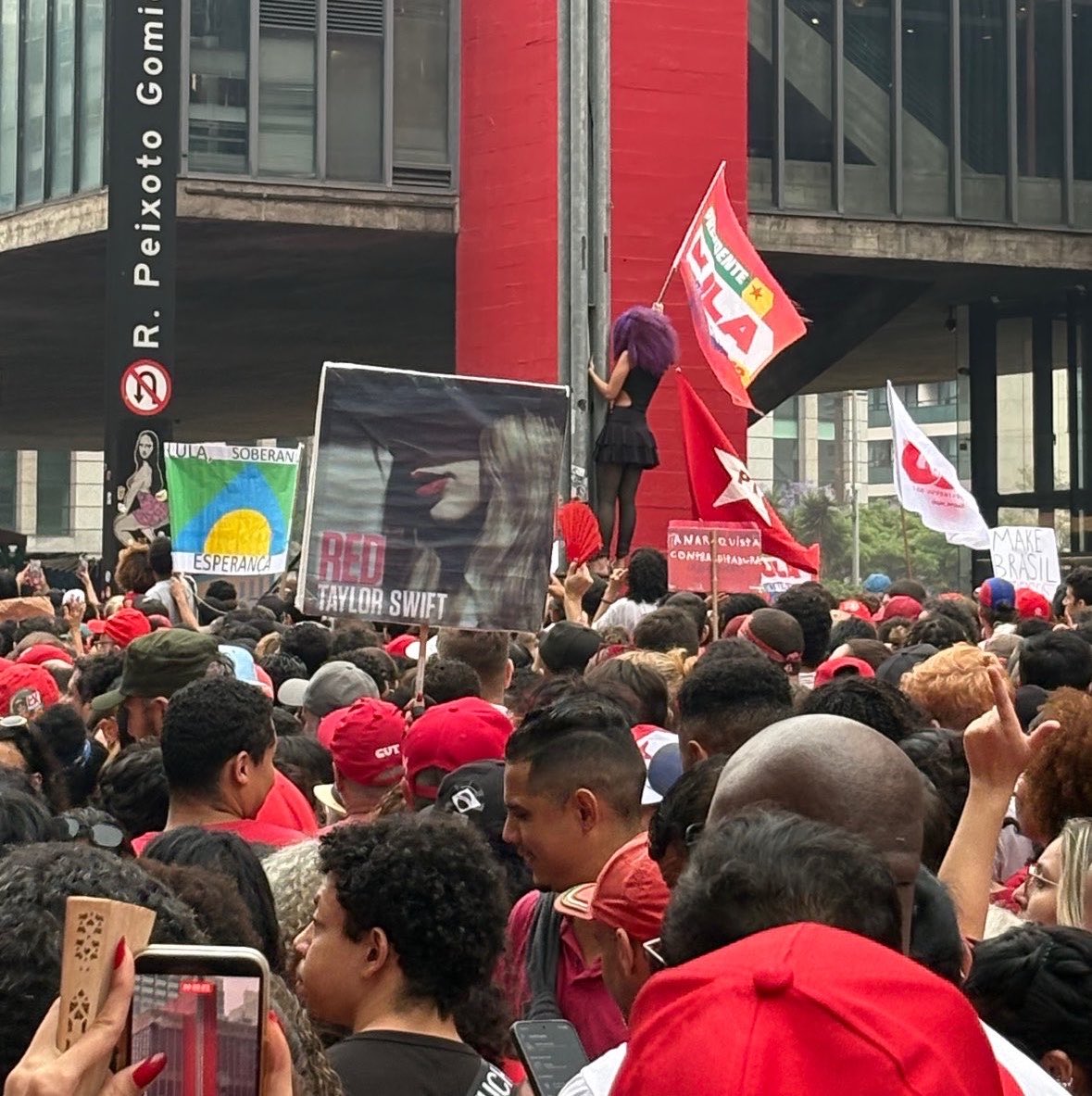 metmidnights's tweet photo. A REVOLUÇÃO É RED E BURNING RED https://t.co/n5MZir2TzC