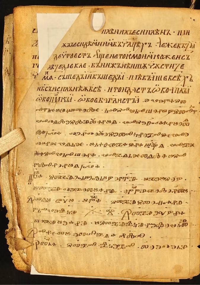 Miaaa_jov's tweet photo. Охридскиот апостол е ракопис стар околу 900 години. 📜 Содржи 112 пергаментни листови со текстови од Делата и Посланијата на апостолите. Напишан е главно на кирилица, но содржи и глаголички букви, зборови и цели редови. Денес се чува во Москва. #Охрид #Историја https://t.co/MNJDSsXfPl