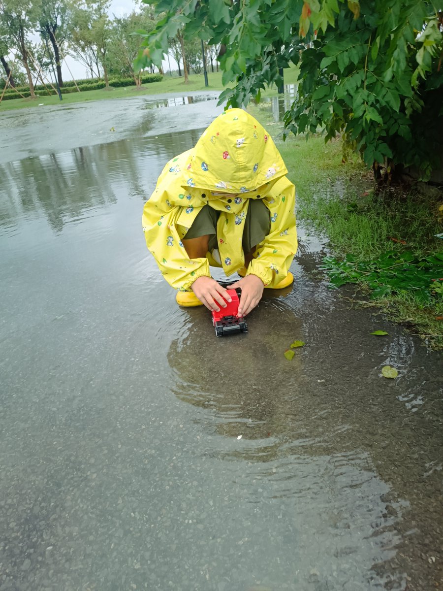 cchooo09's tweet photo. 今日は大雨で圃場が少し涝になったけど、農家の猛者たちが皆で力を合わせて水を排出してくれた。この場所で履いてる長靴も、この大変な日々を共に過ごしてる仲間だよ！ https://t.co/Cs8Xyczwcb