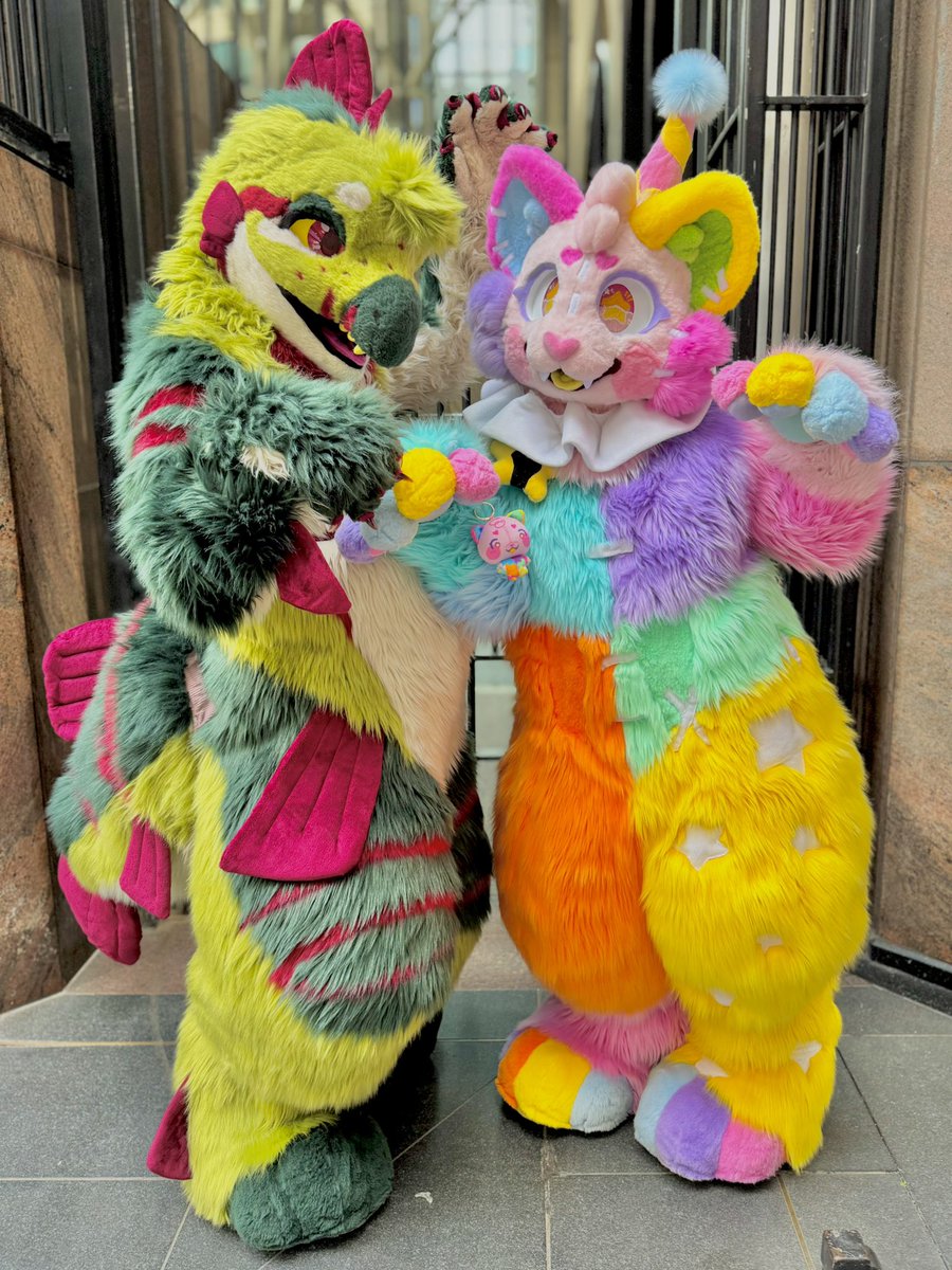 KiwiSodas's tweet photo. ⭐️ Refurb complete!! ⭐️
Puddin was the second suit I ever made and after years of wear and developing my skills they were over due an upgrade!! Their head has received a complete refur and fresh lining! 
Hope you all like it! https://t.co/gUnfk6LHML