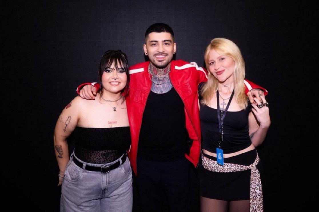 OT5Dailys's tweet photo. Zayn with fans at the meet &amp; greet in Brazil last night!

via @zaynonacloud and @zaintmiller https://t.co/vkJF02mgX5