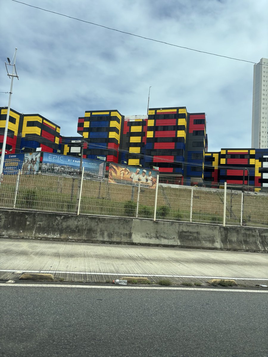 iamclardib's tweet photo. novo prédio mais feio de salvador https://t.co/L8zSq2USEy