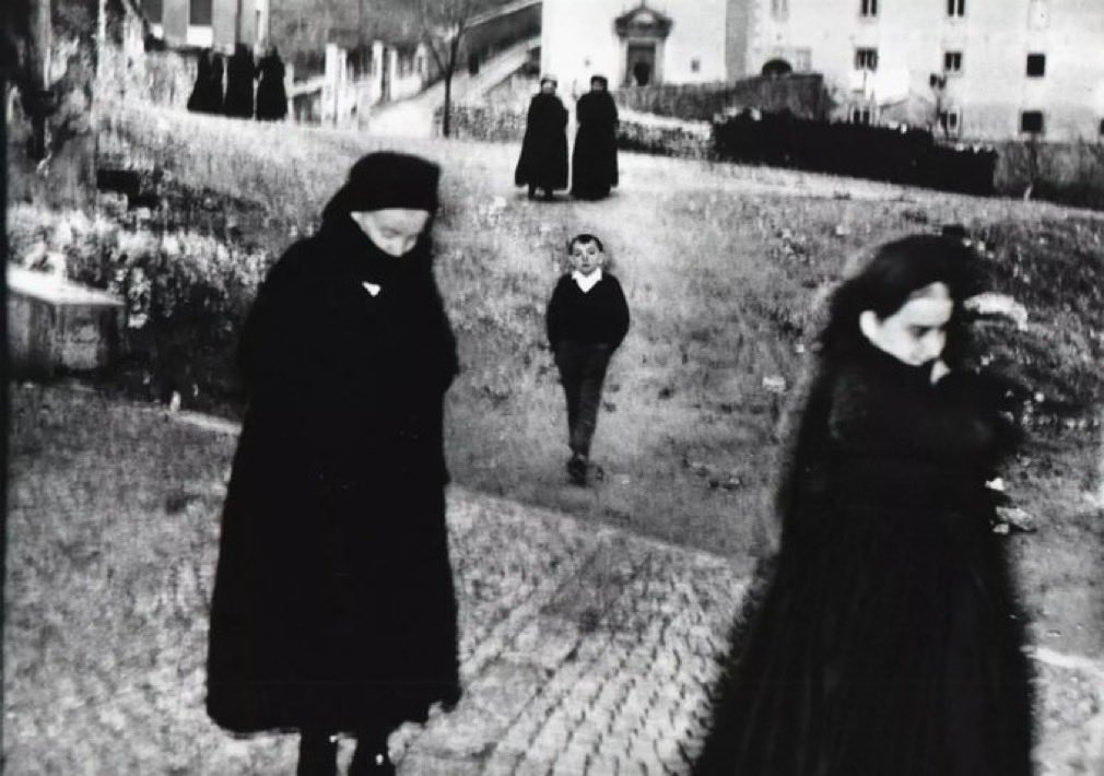 Bertrom's tweet photo. Mario Giacomelli is widely regarded as one of the foremost Italian photographers of the twentieth century. Born into poverty, he lived his entire life in Senigallia, a town on the Adriatic coast in Italy’s Marche region. Hew taught himself to paint and write poetry.
Haunting. https://t.co/OseHZiKTEi