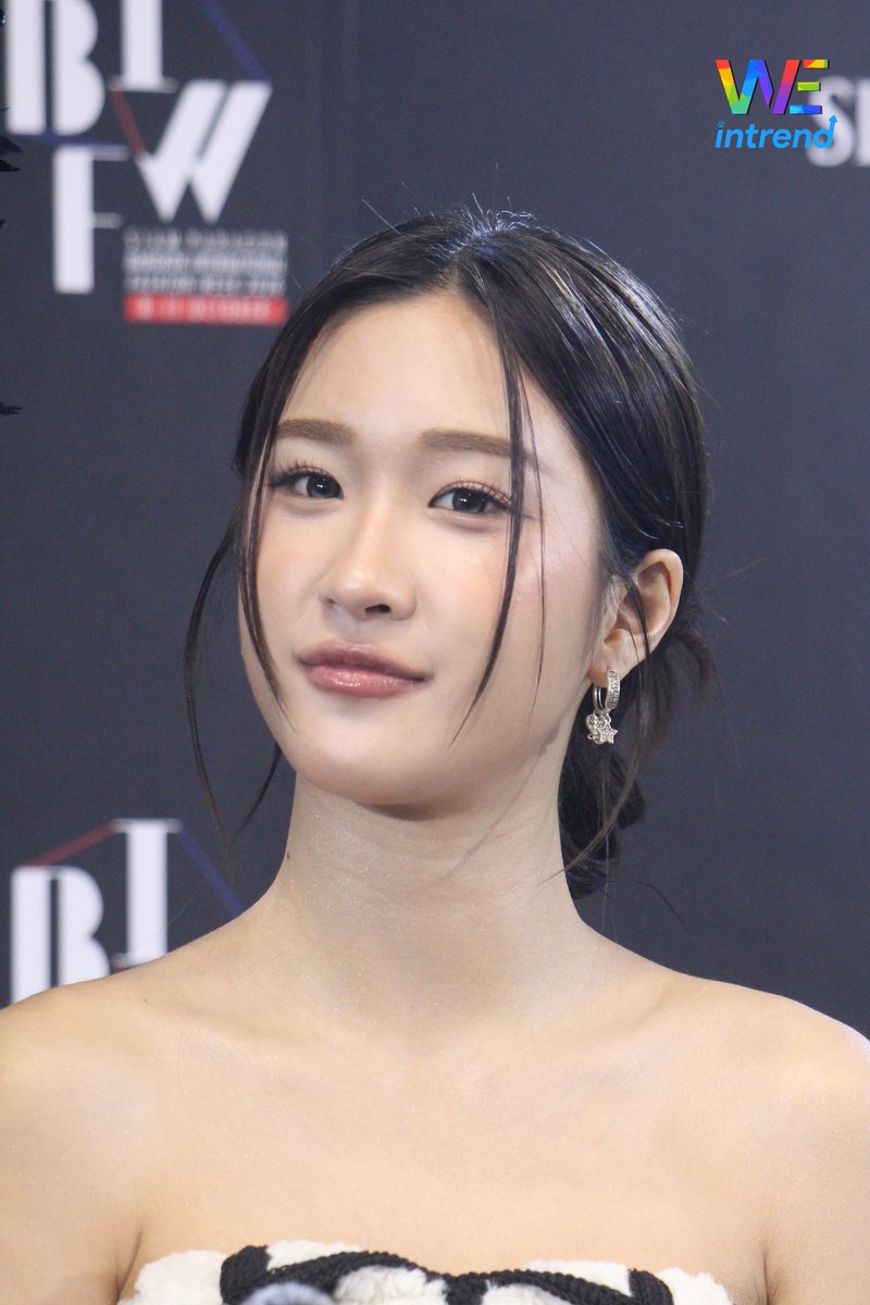weintrend_tv's tweet photo. “อะตอม ปริยะ” ให้สัมภาษณ์สื่อในงาน “Siam Paragon Bangkok International Fashion Week 2026 AT Siam Paragon” 

FAYEATOM BIFW26 SIAM PARAGON

#SiamParagonBIFW2026xFayeAtom 
#FayeAtom #FayePeraya #AtomPariya 
#FLYNOW #madamefin
#SiamCenterBIFW2026 #BIFW2026 https://t.co/Ghd7hmDZT3