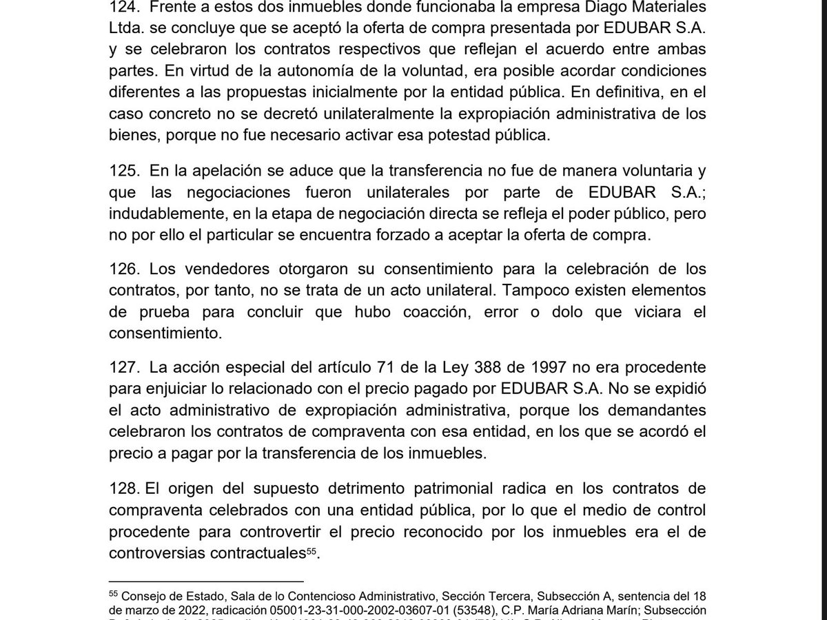 j_o_santofimio's tweet photo. Un fallo del @consejodeestado didáctico y juicioso en el manejo del enmarañado diseño de los medios de control establecidos en la Ley 1437 de 2011, que convierten el acceso a la justicia de lo contencioso administrativo en un sendero de dificultades y muchas veces de suerte en acertar o de encontrar un juez garante de los derechos que luche contra el formalismo a través de sus poderes de interpretación y adecuación de las pretensiones de la demanda. 
1.- El caso es un típico litigio de responsabilidad donde los hechos constitutivos de posibles daños antijurídicos devienen, algunos de ellos, de un contrato de compraventa celebrado entre las partes con anterioridad  a los trámites expropiatorios de la Ley 388 de 1997, que en la dogmática del legislador de 2011 deben ser llevados para los propósitos  reparatorios correspondientes al  juez del contrato por la vía del medio de control de controversias contractuales.
2.- Alega el demandante otros daños que en el debate judicial termina ubicándose su fuente el Consejo en actos administrativos, para los cuales existe en la mentada ley, el medio de control de nulidad y restablecimiento del derecho, pero en tratándose de un asunto urbanístico expropiatorio, tiene un medio de control especial para que se declare su nulidad y obtener las reparaciones pertinentes en el artículo 71 de la Ley 388 de 1997.
3.- La justicia administrativa advierte fallas de orden procesal y probatoria en el encuadre de los medios de control y se preocupa por hacer la adecuación que correspondía legalmente, materializando de manera rutinaria la Corporación el mandato constitucional de la prevalencia del derecho sustancial sobre el formal, en algo tan trascedente como el de garantizar un fallo de fondo en relación con los derechos vulnerados y las reparaciones solicitadas. 
4.- El fallo determina lo lógico en materia de juicios preparatorios: si el daño antijurídico alegado, de la realidad probatoria devenía de un contrato será entonces el medio legal de controversias contractuales el adecuado y pertinente para acceder a la justicia de lo contencioso; si el daño deviene de un acto administrativo urbanístico expropiatorio el medio a ser activado será el del artículo 71 de la Ley 388 de 1997 y no otro distinto. 
5.- Así mismo, se encarga de dejar en claro el marco de procedencia del título de daño especial traído a colación por el demandante al parecer al ámbito de la responsabilidad contractual, sentando la Sala su posición de que tan solo puede ser traído en caso de responsabilidad objetiva surgidas de daños aislados por actos administrativos, tesis que no voy a entrar a profundizar. 
6.- Pero lo más importante en esta providencia y es en lo que quiero llamar la atención, es que situaciones de orden procesal como estas no pueden seguir pasando en Colombia. Las víctimas de cualquier orden deben contar con caminos expeditos, claros y amplios para acceder a la justicia y obtener las reapariciones que les correspondan conforme a lo probado.
7.- Los derechos de las víctimas no pueden quedar en manos de sabios conocedores,  de pontífices, sabios todos ellos de las fórmulas legales procesales y demás ritos en que se ha convertido entrar a la justicia través de los medios de control diseñados en la Ley 1437 de 2011. 
8.- El caso en estudio es paradigmático,  de manera simple y fácil el demandante hubiere podido acceder a la justicia contenciosa si simplemente la ley le permitiere abrir las puertas de los juzgados, tribunales y del Consejo de Estado a través de un medio de control único con pluralidad de pretensiones. La justicia sería otra y sus los esfuerzos se reconducirían a los fundamental: resolver los litigios fondo en relación con los derechos de las víctimas y sus reivindicaciones preparatorias y quedar en el camino de la forma.
9.- Un simple sueño que espero sea retomado, algún día,  por el legislador . @ProcesalUEC @DerechoAdminUEX