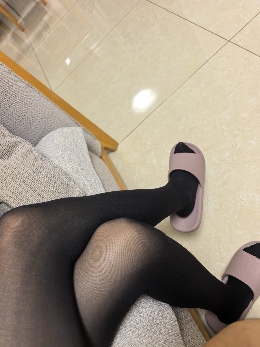 daofatiandi1566's tweet photo. 粉丝投稿分享 #丝袜 #丝足 #淫妻 https://t.co/TSnZ4DPHXZ