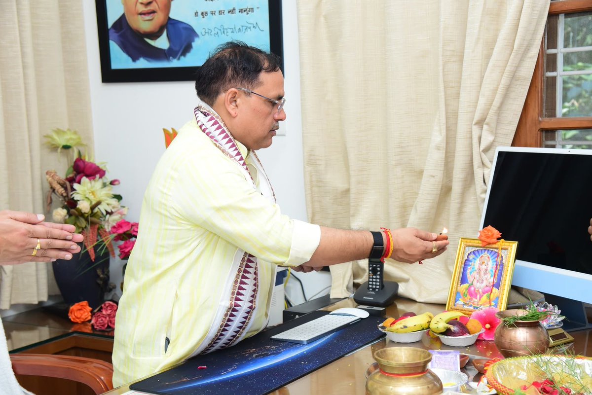 bjpkarmveer's tweet photo. आज प्रदेश कार्यालय, कुशाभाऊ ठाकरे परिसर, रायपुर (छत्तीसगढ़) में कार्यकर्ताओं के साथ शक्ति, भक्ति और आराधना के पावन शारदीय नवरात्रि पर्व में #माँ_भगवती की संगठन मंत्री भेंट कक्ष में विधि विधान से पूजा अर्चना की।
माँ दुर्गा की कृपा से सभी प्राणियों के उपर बनी रहे।
#जय_माता_दी https://t.co/QcRzqMGQxC