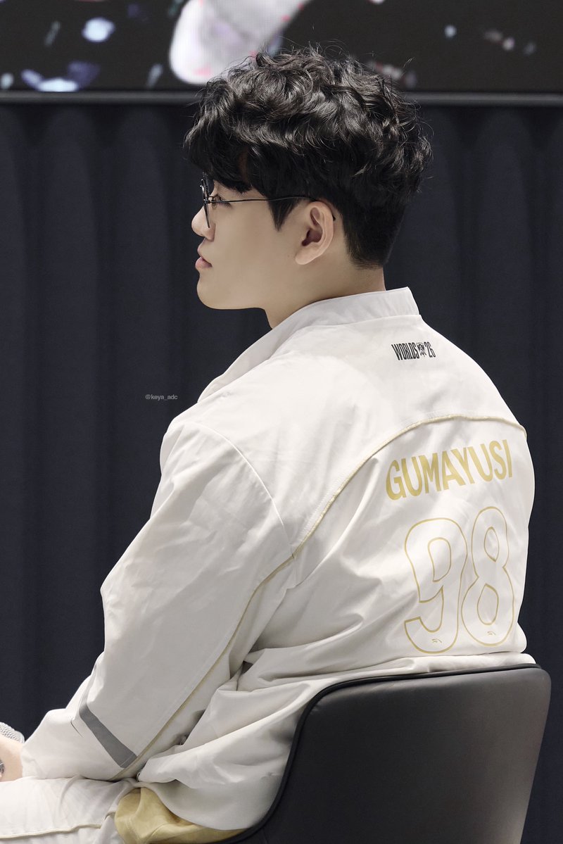 keya_adc's tweet photo. 261011 월즈출정식
구마유시와의 6번째 월즈를 배웅하며,
이번에도 최선을 다해서 응원할게 민형이도 늘 그랬던 것 처럼 너 답게 임해줘!
구마유시, 한화생명 화이팅🧡 https://t.co/WetvbmLOxp