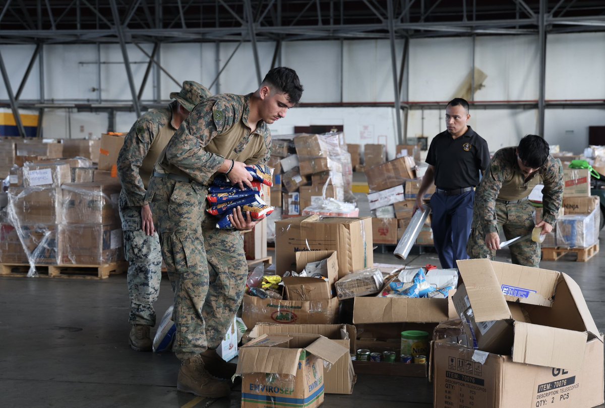 USAmbassadorPAN's tweet photo. Hoy, a bordo de un helicóptero Chinook de Estados Unidos de @Southcom, llevando suministros de emergencia y expertos estadounidenses en evaluación estructural a comunidades afectadas por el terremoto en Panamá.

Gracias al liderazgo del presidente Trump, Estados Unidos movilizó rápidamente sus recursos para apoyar a nuestros amigos panameños.

Las capacidades estadounidenses están ayudando a llegar a las comunidades que más lo necesitan y a apoyar la recuperación de Panamá.