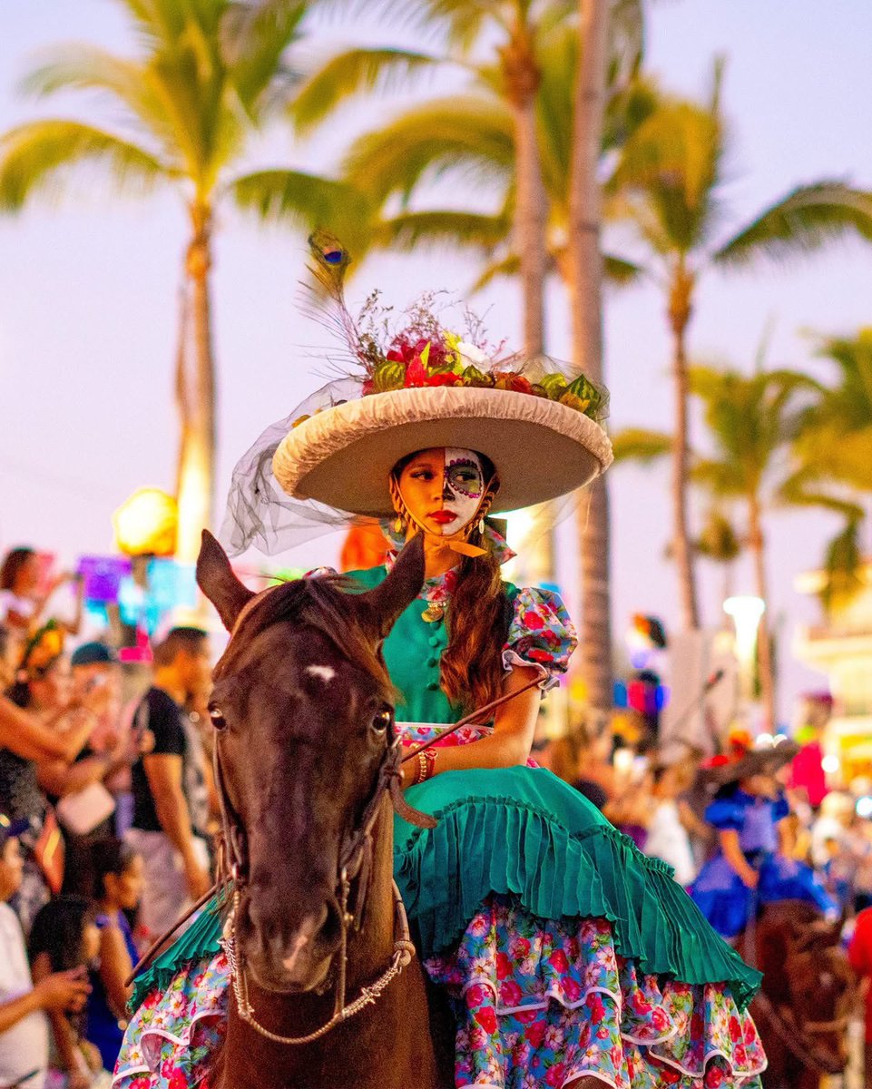 SECTUR_mx's tweet photo. En #Jalisco, la memoria se convierte en altares, música y color. 💀🌼

Del 24 de octubre al 15 de noviembre, el Festival de las Almas 2026 reúne distintas formas de vivir el Día de Muertos: desfiles, encendido de altares, festivales gastronómicos y catrinas monumentales que celebran la vida y honran a quienes siguen presentes en nuestros recuerdos. Cada sede comparte su propia historia, sus sabores y sus tradiciones. Descúbrelas en Guadalajara, Tlajomulco, Puerto Vallarta, Chapala, Zapopan, Zapotlanejo, Tlaquepaque, Sayula, Mazamitla, Lagos de Moreno, Cocula y más destinos. 🤩🧡

Descubre el México que emoción y vive nuestras tradiciones con respeto por las comunidades que las mantienen vivas. ✨