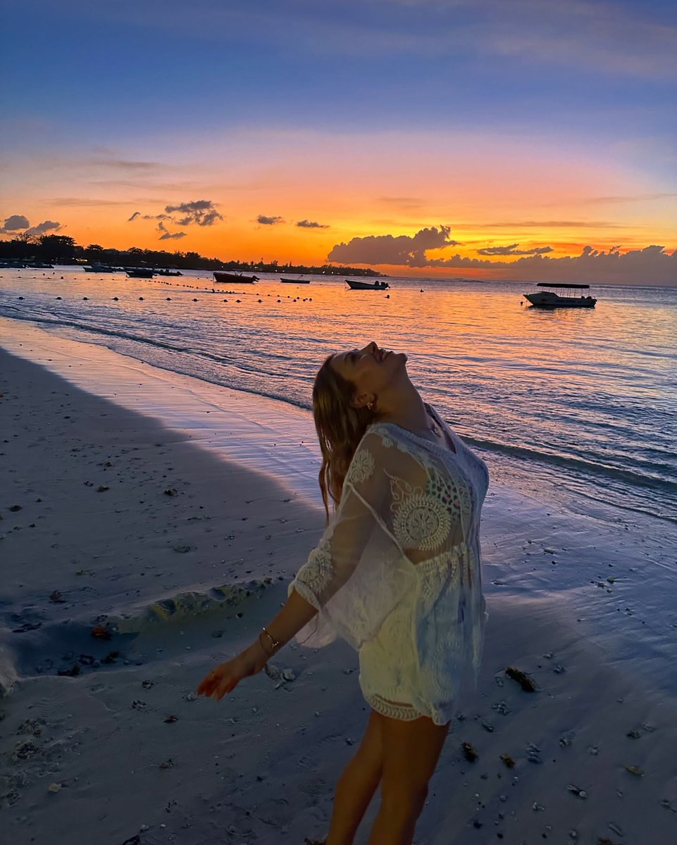 Thalia9855's tweet photo. Mentally, I’m still right here 🌊🌅 https://t.co/CCqyXajdvF