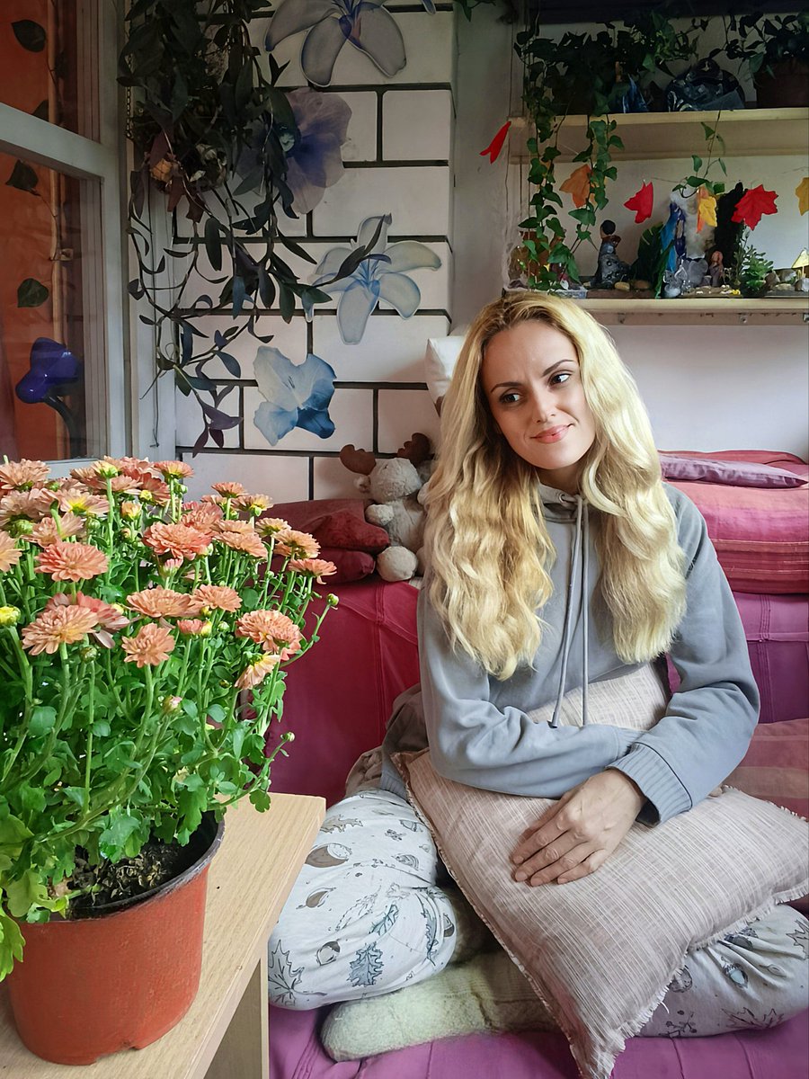 NellyMonk1's tweet photo. A week of scattered feelings, anxiety, and beautiful moments, finding my way back to what makes me feel whole. My family, my Lira, art, music, and the little things I call home. 🤎🌺🍂
Happy Sunday. 😌
#sundaymood #endoftheweek #flowerstagram #hoodiestyle https://t.co/ubfPrYmkAO