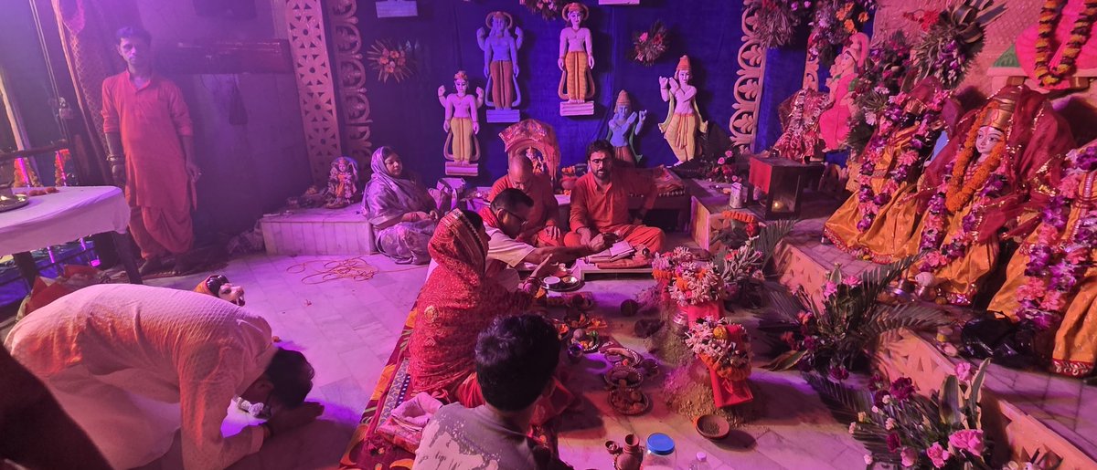 sanjayjaiswalMP's tweet photo. नवयुवक दुर्गा पूजा समिति, लाल बाजार, बेतिया में माँ दुर्गा की आरती में शामिल होकर आशीर्वाद प्राप्त किया एवं रामलीला मंच का विधिवत शुभारंभ किया।

जय माता दी! 🙏🚩 https://t.co/zBWCsr0Roh