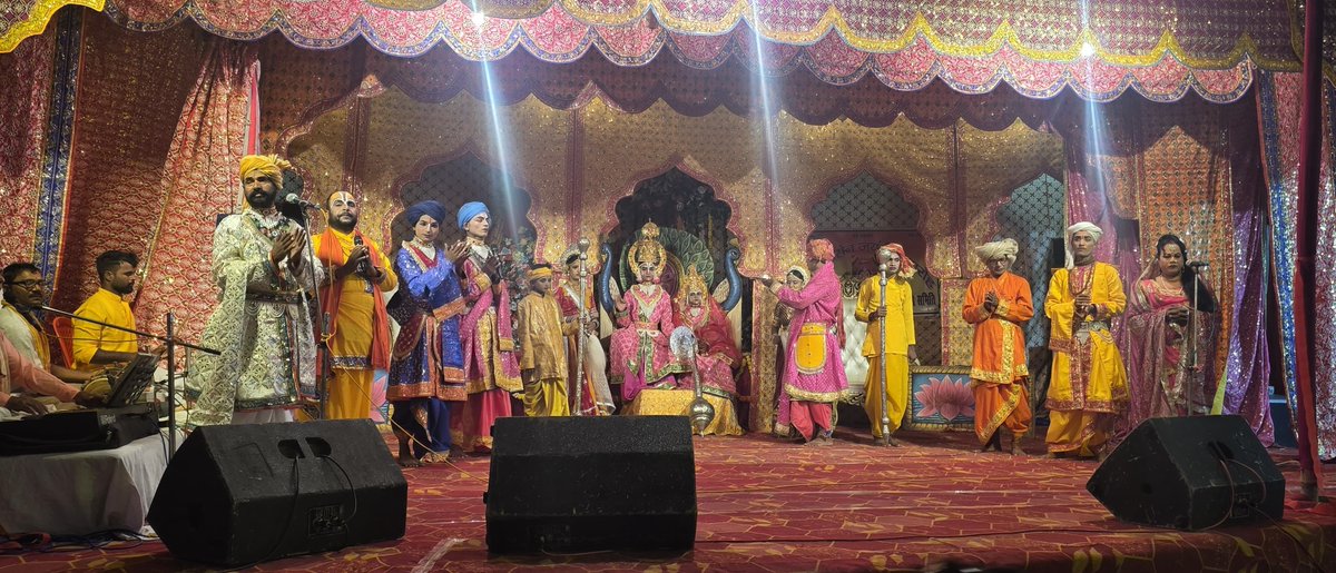 sanjayjaiswalMP's tweet photo. नवयुवक दुर्गा पूजा समिति, लाल बाजार, बेतिया में माँ दुर्गा की आरती में शामिल होकर आशीर्वाद प्राप्त किया एवं रामलीला मंच का विधिवत शुभारंभ किया।

जय माता दी! 🙏🚩 https://t.co/zBWCsr0Roh