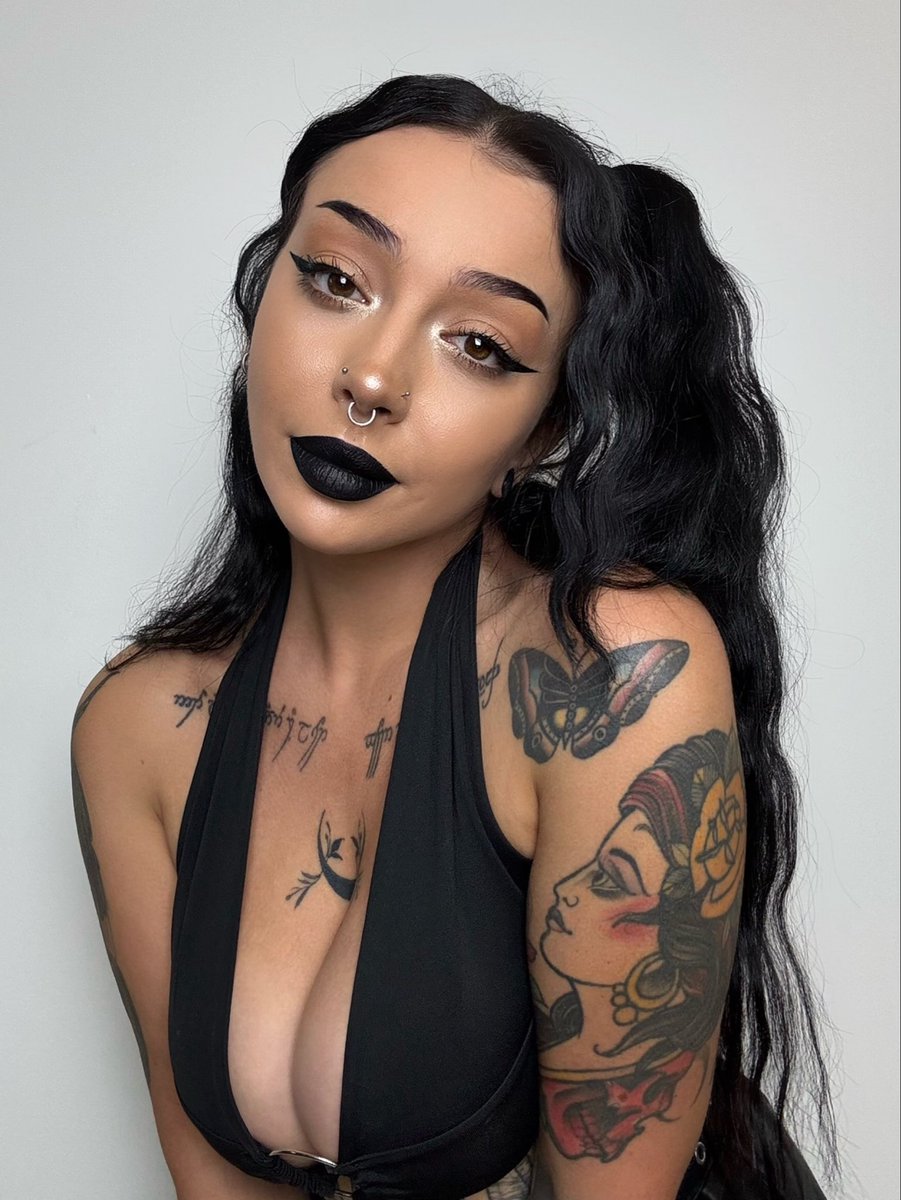 vampiiekat's tweet photo. Hello phone friends :3
#gothgirls https://t.co/ElRzail4Ix