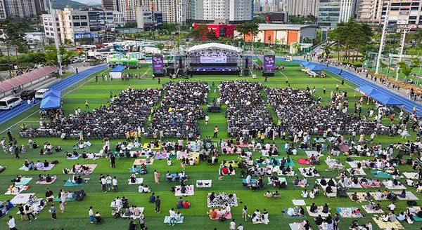 ttiyongfore's tweet photo. 봉담2 저기 야외무대라고 할만한 곳이 없어서 찾아보니 그냥 저 축구장에 무대세우나봐
11월이면 춥겠지 https://t.co/nfSlHuw71Y