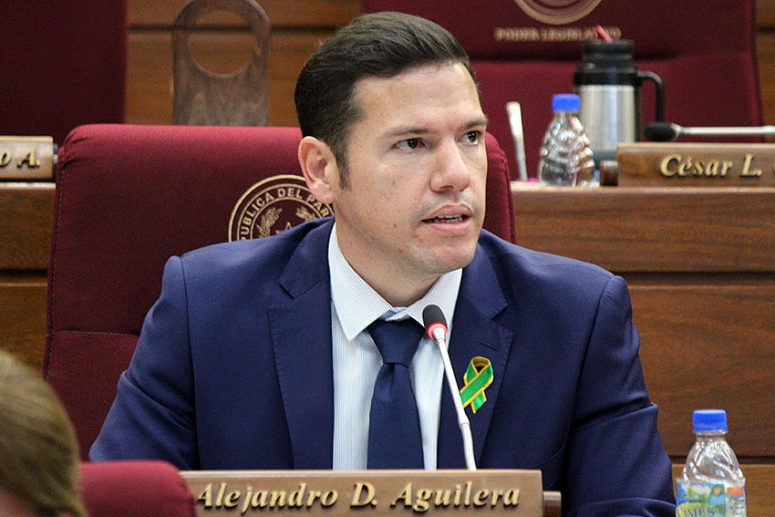 KontenidosPY's tweet photo. 🔴 HASTA 10 AÑOS DE CÁRCEL POR GENERAR PÁNICO FINANCIERO

📌 El diputado Alejandro Aguilera presentó un proyecto de ley que propone penas de hasta 10 años de prisión para quienes difundan intencionalmente información falsa con el objetivo de generar pánico financiero.

💰 La iniciativa busca prevenir que rumores o publicaciones engañosas provoquen retiros masivos de dinero y pongan en riesgo los ahorros de la ciudadanía.

⚖️ La propuesta plantea sancionar la difusión deliberada de información falsa que pueda afectar la confianza en el sistema financiero.