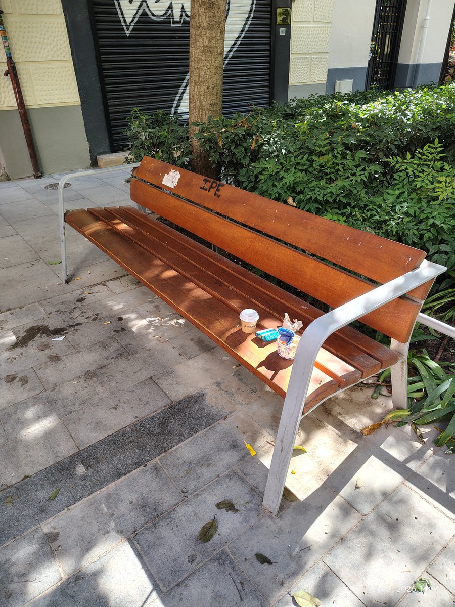 ElOrganillo's tweet photo. Nueva experiencia"restaurante al aire libre" en la cl Sagunto. Compras tu comida para llevar, disfrutas del banco público y, para el siguiente vecino, le dejas los restos de envoltorios y botellas de recuerdo en el suelo.¡Un servicio de lujo! 🥤🍔
#ChamberiEstaSucio @JMDChamberi https://t.co/nOljfXdqMp
