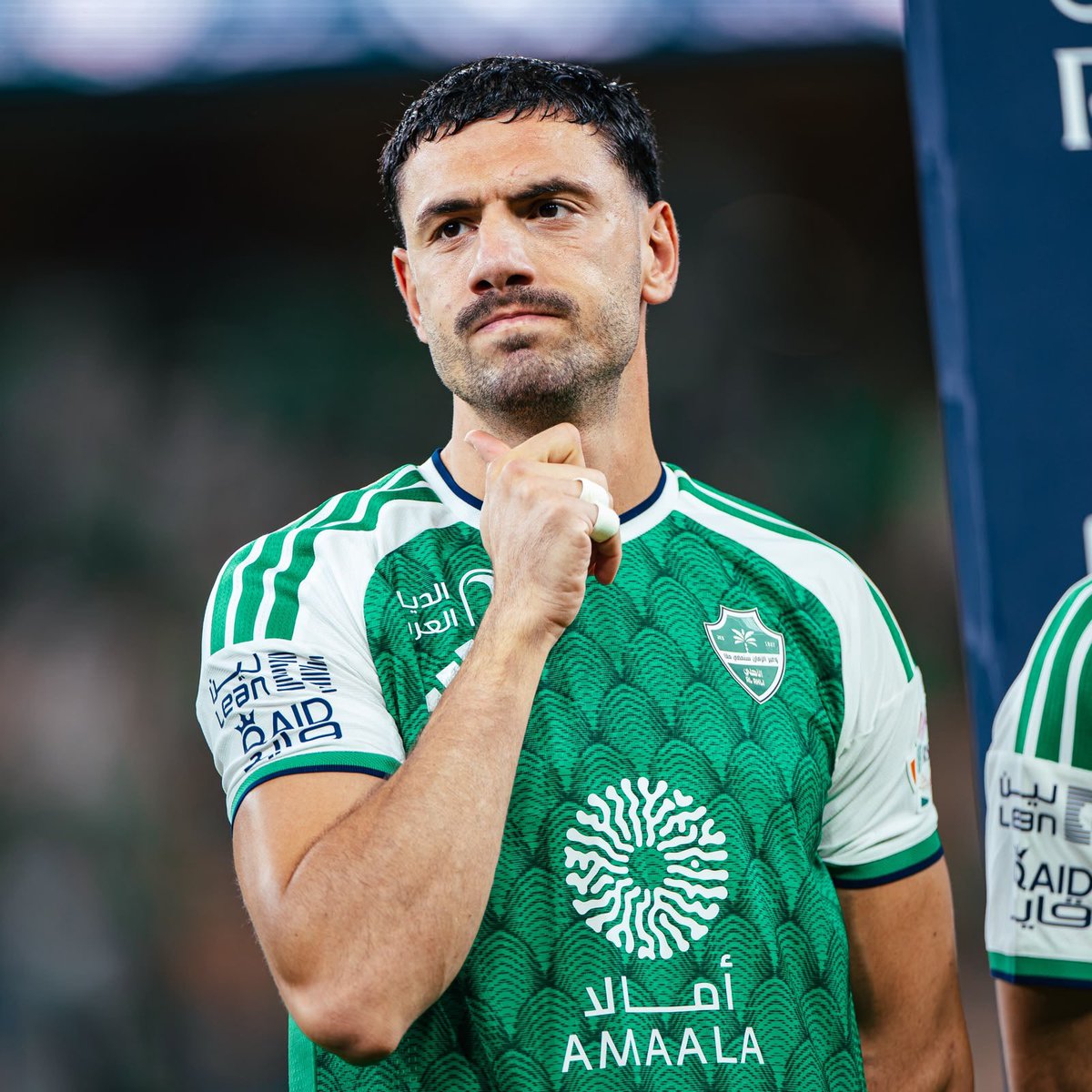 AFC4NET's tweet photo. 🚨🚨🗣️ ميريح ديميرال عن الأوضاع في السعودية:

لن أفتتح كلامي إلا بالحديث عما يحدث في السعودية، نحن نلعب كرة القدم، لكن لا أستطيع أن أبقى صامتًا تجاه هذا الأمر.

أتمنى الشفاء العاجل لجميع المصابين في هذا الهجوم الإرهابي، وأقول إنه إرهابي لأنهم يستهدفون المدنيين الأبرياء دون أي سبب، وأسأل الله أن يرحم من فقدوا حياتهم، ودعواتي وقلبي معهم.

المملكة بلد قوي جدًا، وستتجاوز هذه الأزمة، إنها بيتي الثاني، ونحن دائمًا نشعر فيها بالأمان والسعادة.

🇹🇷🇸🇦💚