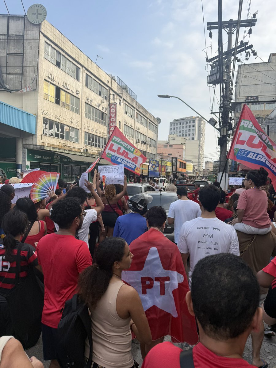 guizzlemynizzle's tweet photo. CAXIAS COM LULA!!! a juventude da baixada fluminense está viva e consciente! foi uma das coisas mais lindas que já participei. dia 25 nas urnas é 13❤️⭐️ https://t.co/kOwYIX1bVn