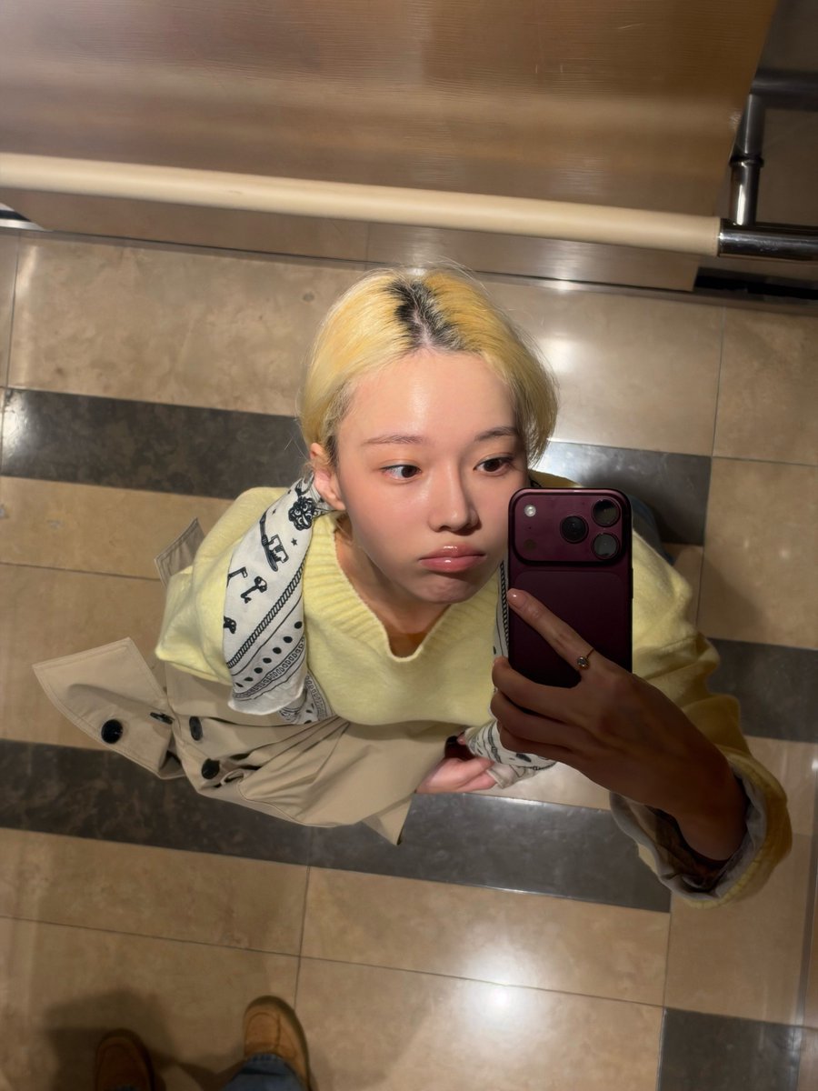 minwjong's tweet photo. top-down softie  

looking up with a quiet pout,  
yellow warmth under beige layers —  
a little pause in the everyday light 📱✨  

where simple reflections feel like gentle secrets. https://t.co/8g0vG0n5z0