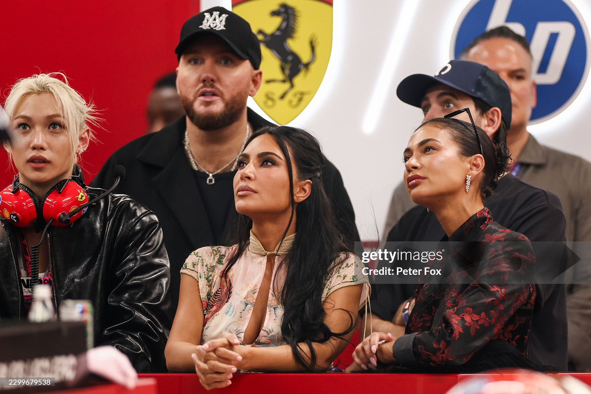 FLXCentral's tweet photo. #FELIX, Kim Kardashian, James Arthur (English singer) looks on in the Scuderia Ferrari garage during the F1 Grand Prix of Singapore — Getty Images❤️

FELIX F1 SINGAPORE GRAND PRIX
#FELIX_Formula1 
#FELIXxFerrari
@f1 @ScuderiaFerrari @JamesArthur23 https://t.co/Ehq57Rz2Mi