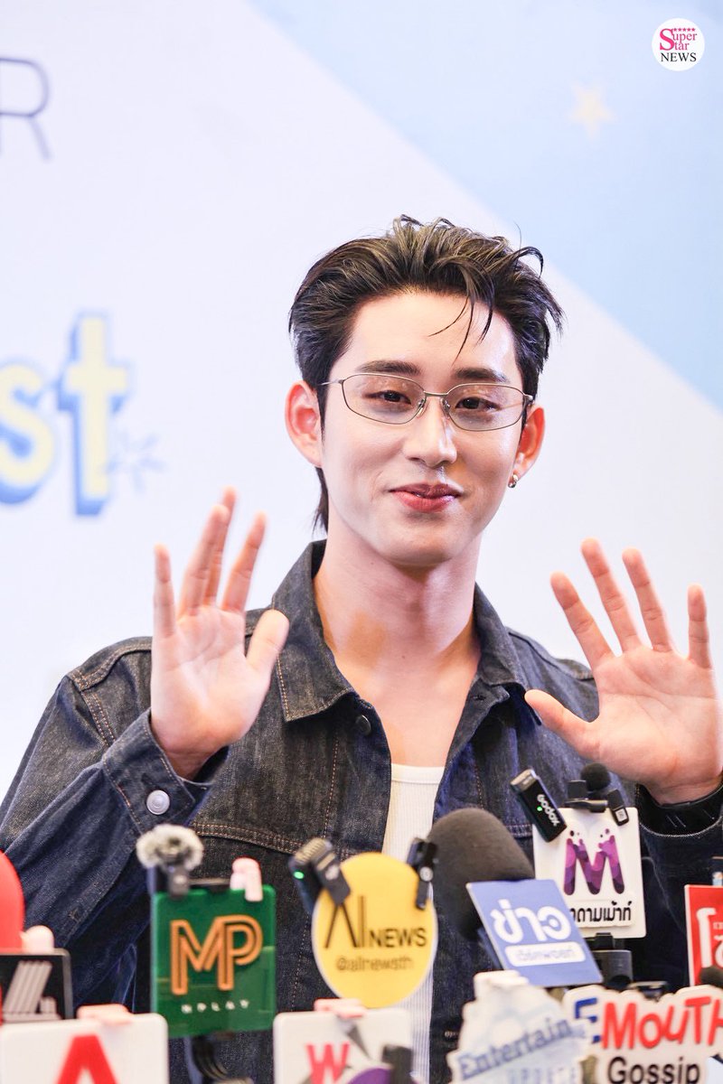 SuperstarnewsTH's tweet photo. พรีเซนเตอร์หล่อมาก 🥰 #est_rvp 🫶🏻💙   

EST WESLEY GLOW TOGETHER
#SkinEditorFMFxEstWesley
#SkinEditorFamieFest
#TheEditorsPremiumSheetMask https://t.co/xjqAZ37gRY