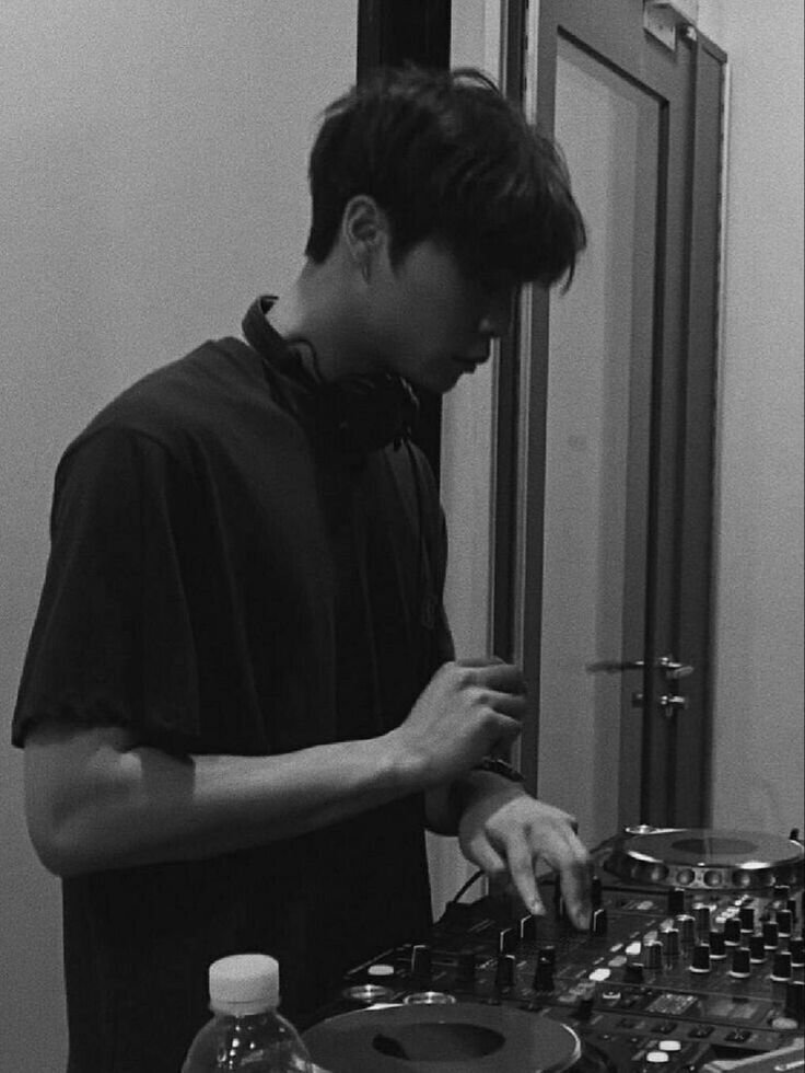 Madnoirs's tweet photo. Crate digging and cueing up for next week’s madness. https://t.co/M0duCghdpg