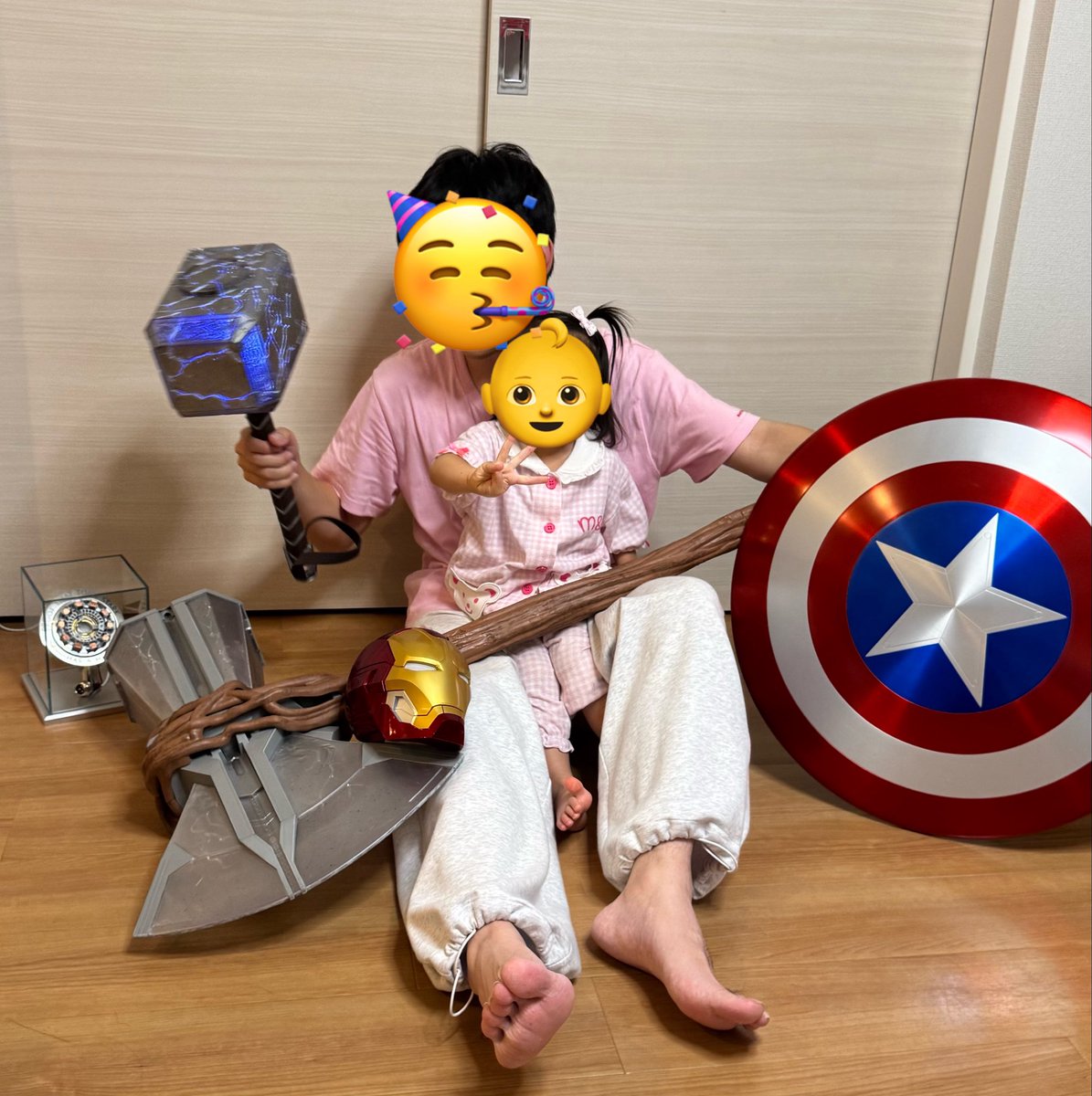 atsushijackson's tweet photo. 30歳になりました🎉

3にちなんでMARVEL BIG3のアイテムに囲まれて30代突入！

ハッピーバースデーとお誕生日おめでとうってバラバラやったり、ベビーが綺麗にスリーピースできるようになったり、30歳なった瞬間から早くも楽しいことだらけ

家族っていいね
これからも毎日楽しく生きていくぞー https://t.co/7aCXMS493t