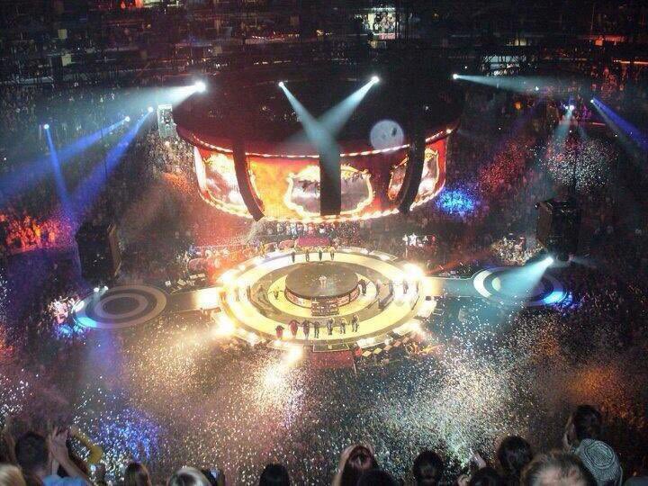 LuisLayer's tweet photo. En 2009 había un rumor de que el equipo de Britney no quiso llevar el Circus Tour a Latinoamérica porque el costo de producción era tan alto que los fans no iban a poder pagar los costos de los boletos... si vieran lo que los fans en LATAM pagan ahora y por shows bien chafas. https://t.co/jhTtMADGUN